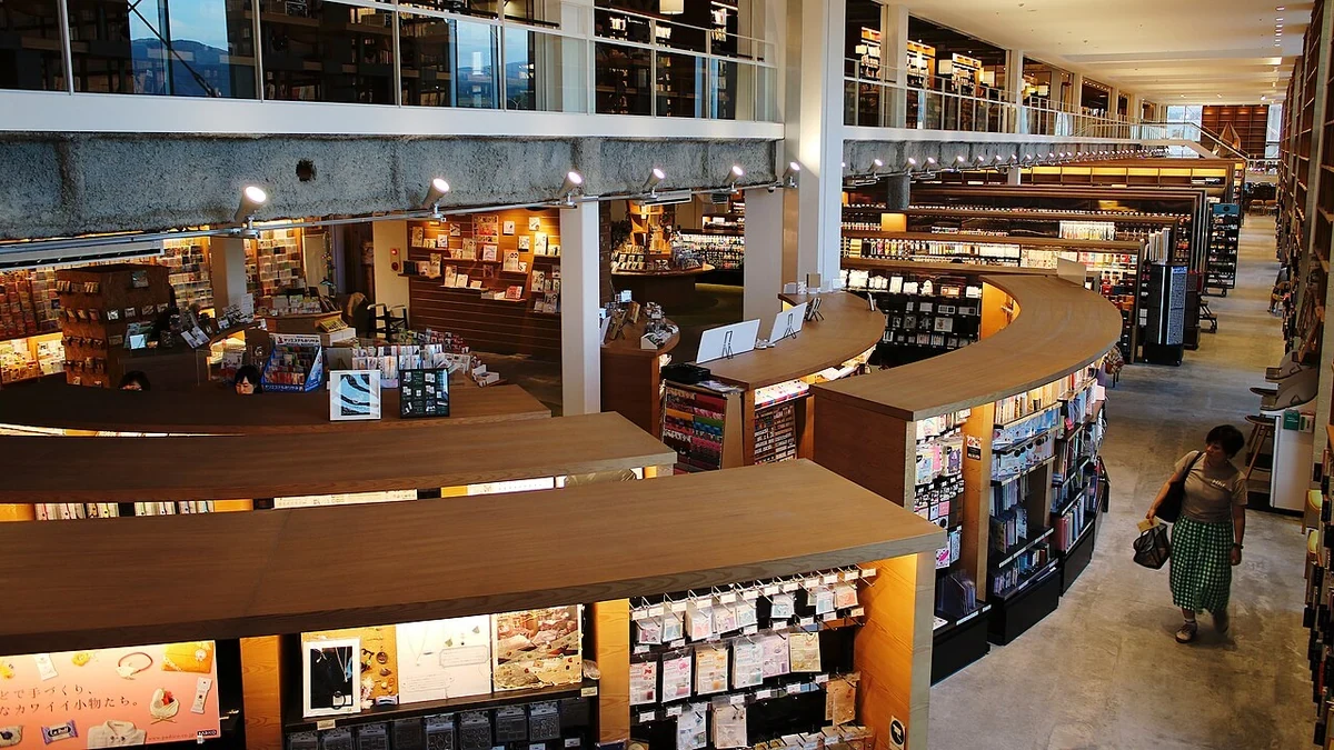 函館蔦屋書店の曲線状の書棚と店内