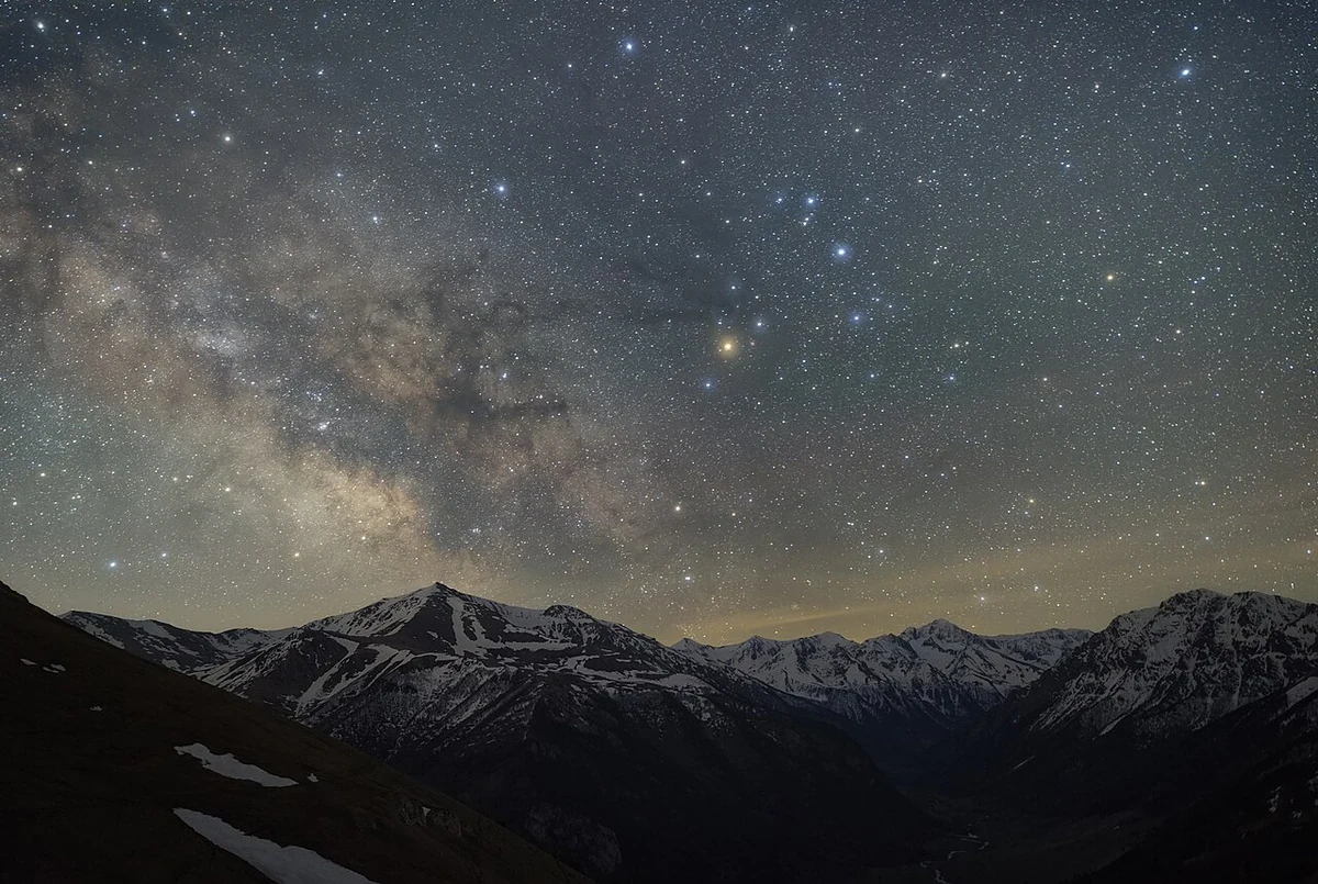 ロシア・アルヒズの山並みの上に広がる天の川の星景写真