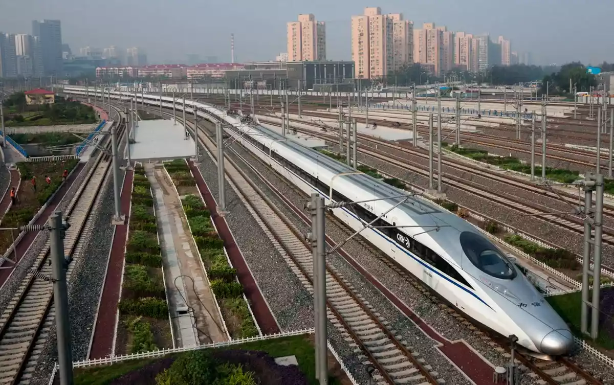 Trung Quốc vận h&agrave;nh tuyến đường sắt cao tốc mới, củng cố vị thế dẫn đầu to&agrave;n cầu - Ảnh 1.