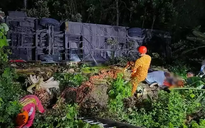 フィリピンでバスが渓谷に転落、少なくとも6人死亡。