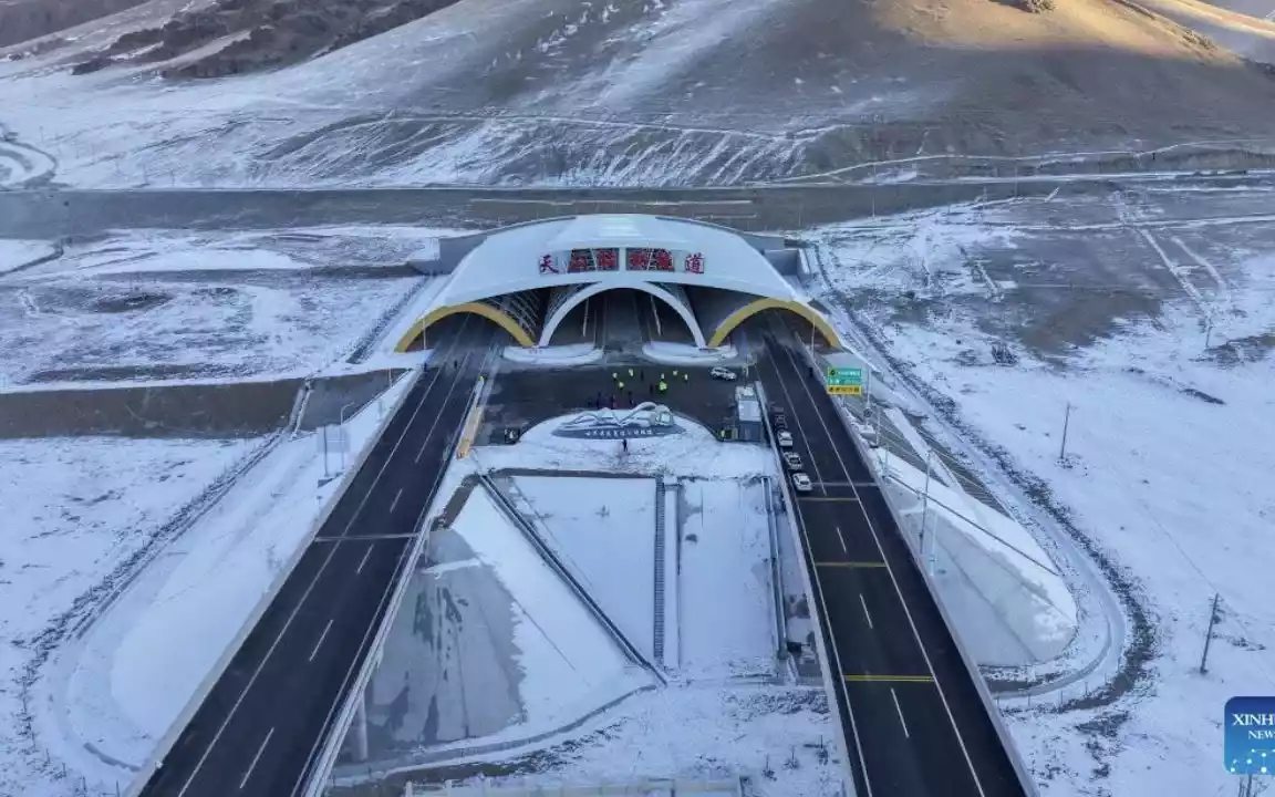 中国が世界最長の高速道路トンネルを開通した。