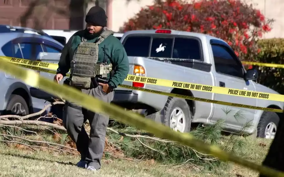 クリスマスの夜、ICE捜査官が走行中の車両に発砲し、2人が負傷した。