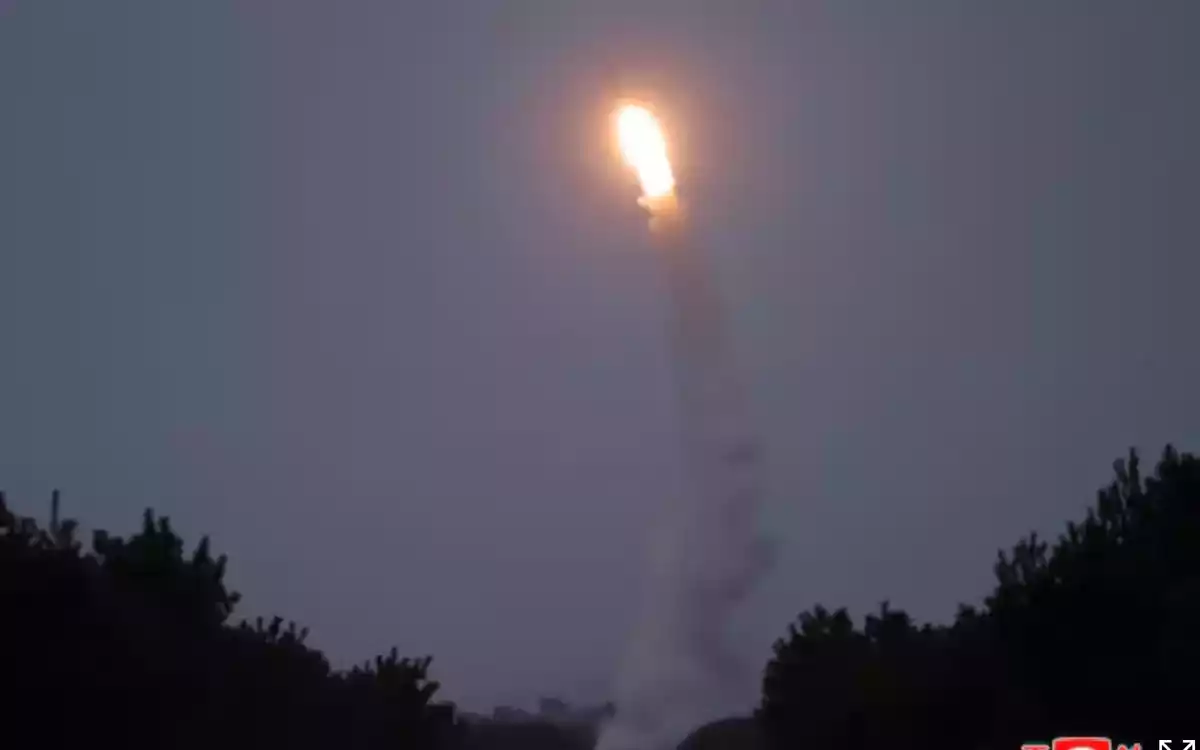 北朝鮮が新型長距離地対空ミサイルの発射実験を行った。