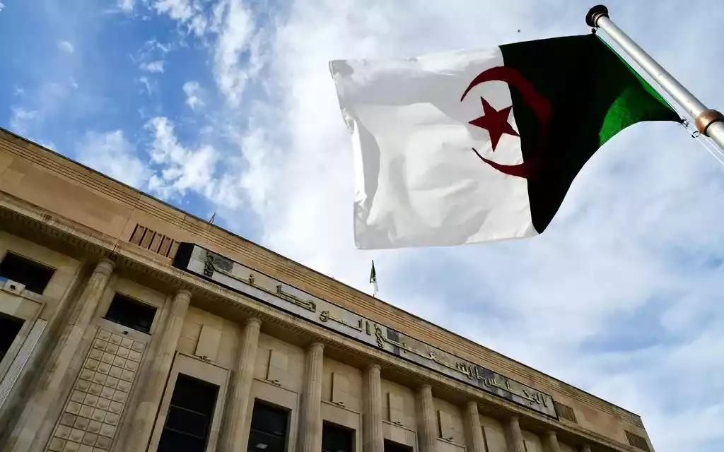 アルジェリア、フランスの植民地支配を犯罪と宣言する法律を可決。