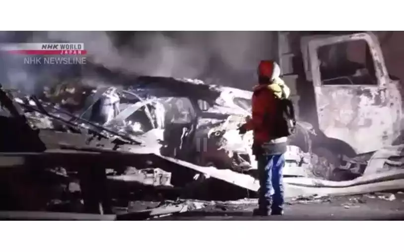 東京近郊の高速道路で50台以上の車が絡む多重衝突事故が発生。