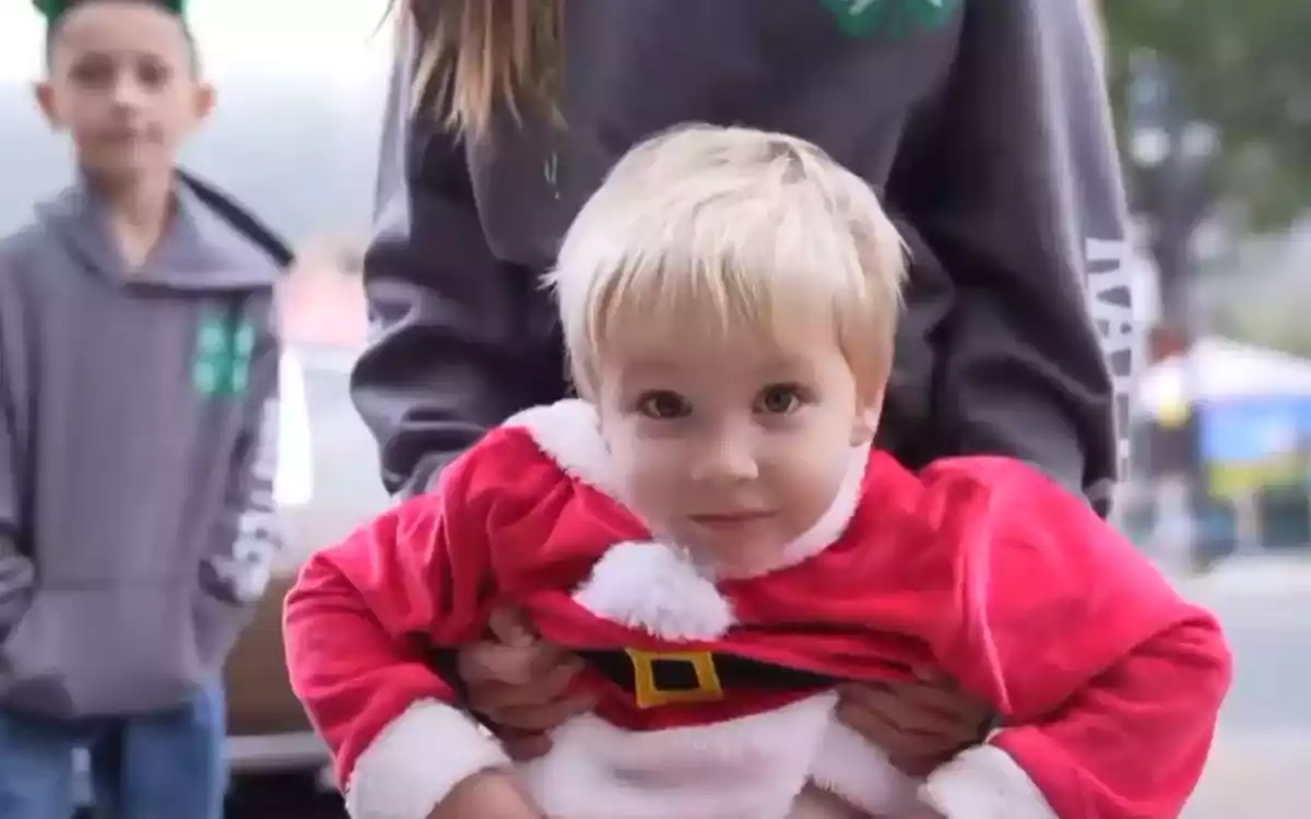 アメリカの小さな町がクリスマスを祝う