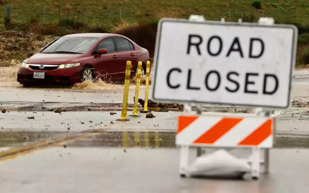 南カリフォルニアを激しい雨が襲い、鉄砲水が発生した。