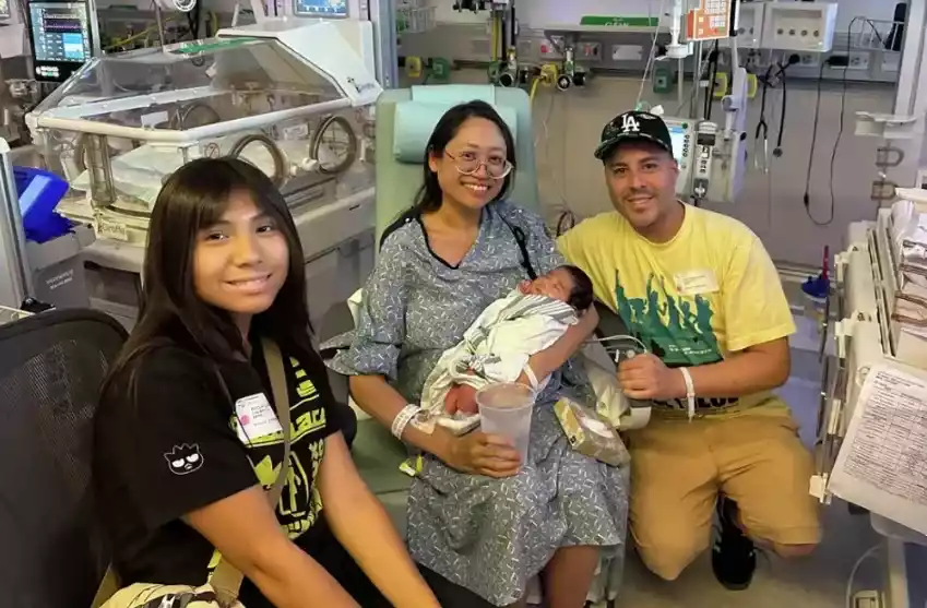 稀なケース：妊娠41週以降に母親の子宮外で生まれた赤ちゃん。