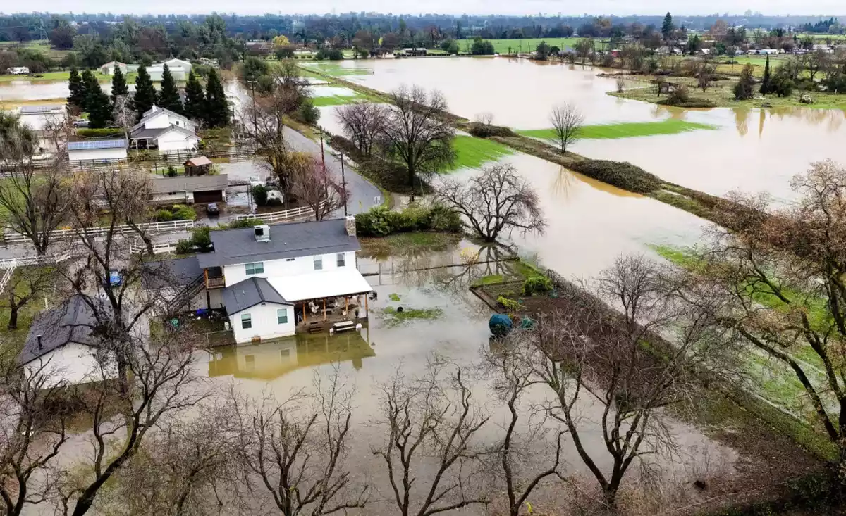 Mưa lớn kỷ lục v&agrave; lũ lụt đe dọa bang California (Mỹ)- Ảnh 2.