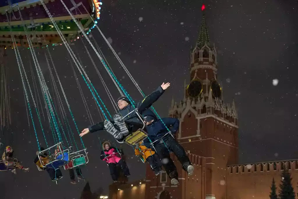 ロシアと中国は2026年の新年を迎えるために豪華に飾り付けている。