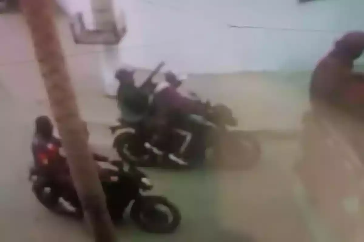 エクアドルの海辺のリゾートで銃撃事件が発生し、少なくとも6人が死亡した。