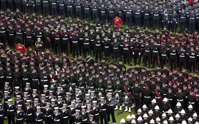 彼は若者向けの有給軍事訓練プログラムを実施した。