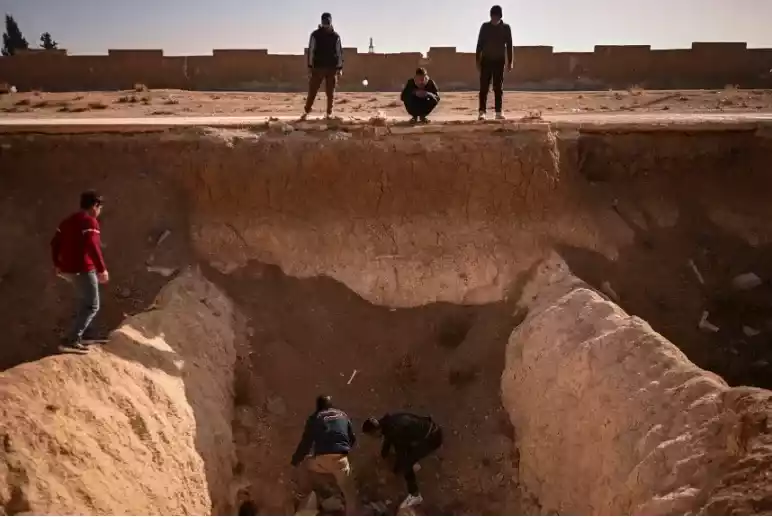 Syria điều tra h&igrave;nh sự về mộ tập thể từ thời cựu Tổng thống al-Assad - Ảnh 1.