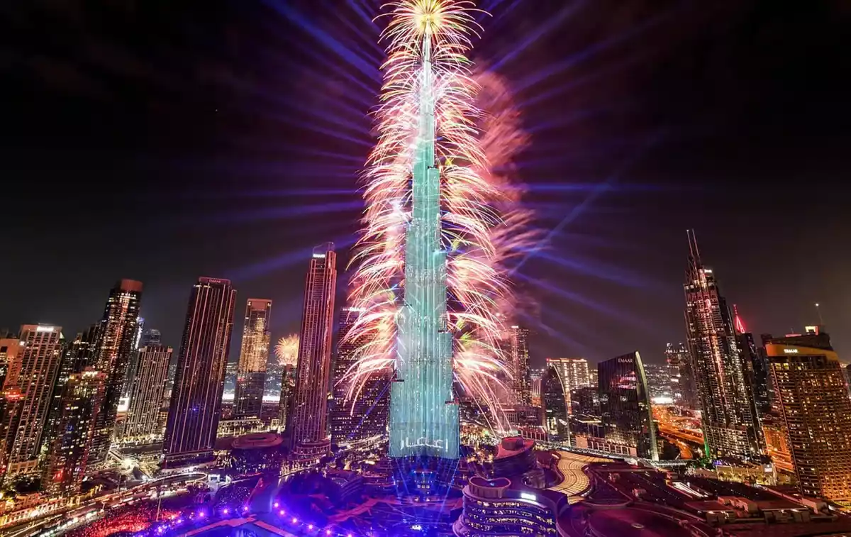 アラブ首長国連邦の首都は2026年の新年を迎えるためにライトアップされました。