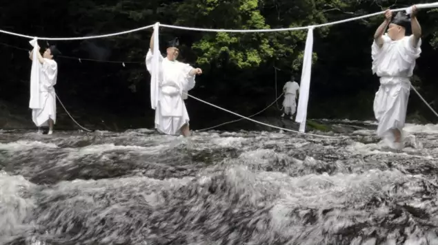 日本の新年の幸運を祈願するためにしめ縄を交換すること。