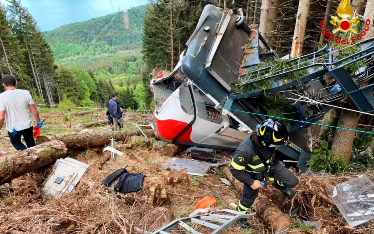 イタリアでケーブルカー事故が発生し、約100人が山中に取り残された。
