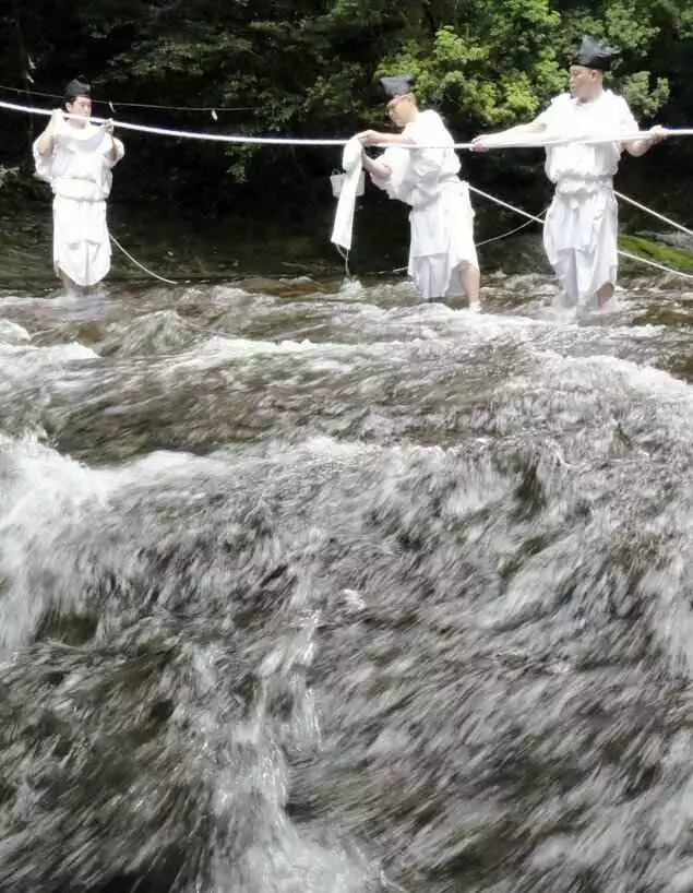 Thay d&acirc;y thừng thi&ecirc;ng để cầu ch&uacute;c may mắn dịp năm mới ở Nhật Bản - Ảnh 2.