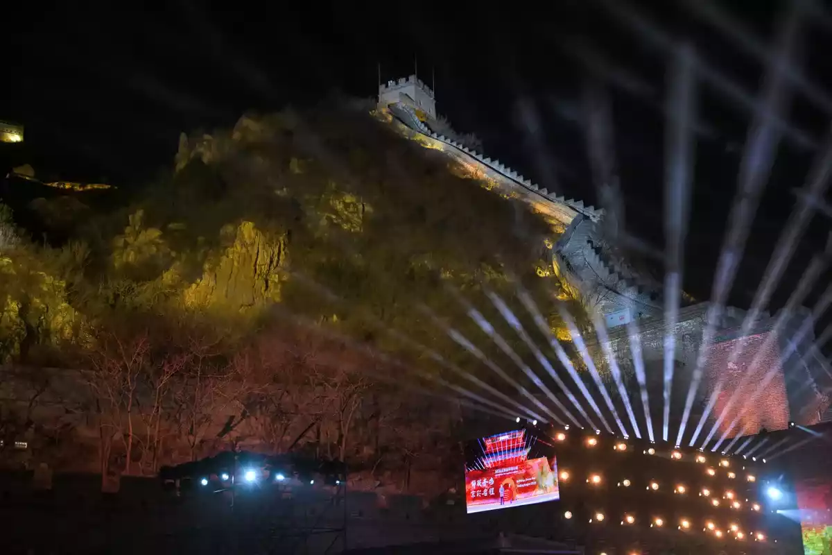 Tr&igrave;nh diễn &aacute;nh s&aacute;ng v&agrave; đếm ngược ấn tượng đ&oacute;n năm mới tại Vạn L&yacute; Trường Th&agrave;nh - Ảnh 3.