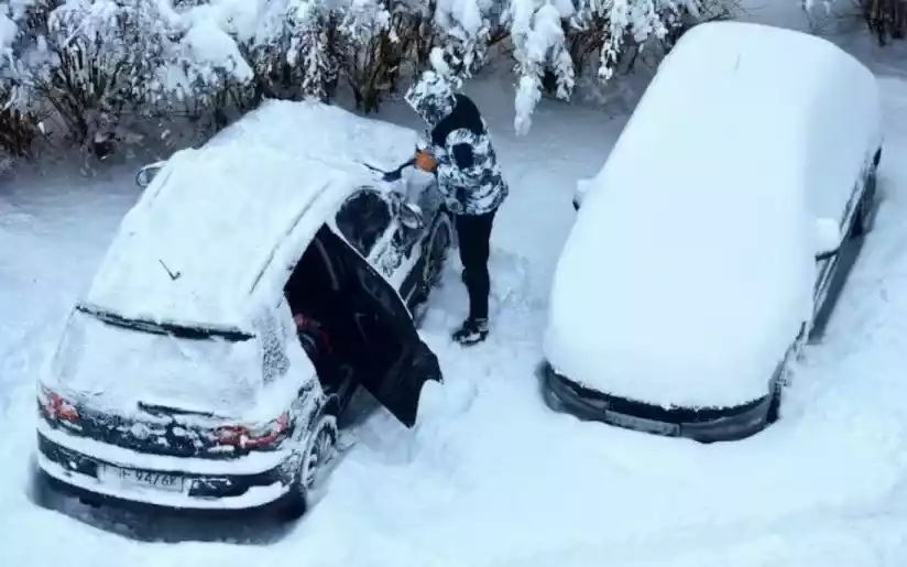 ポーランドでは大雪により、最長20キロにわたって車列が立ち往生している。