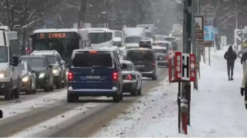 Tuyết rơi d&agrave;y đặc ở Ba Lan dẫn đến h&agrave;ng d&agrave;i xe bị mắc kẹt tới 20 km  - Ảnh 1.