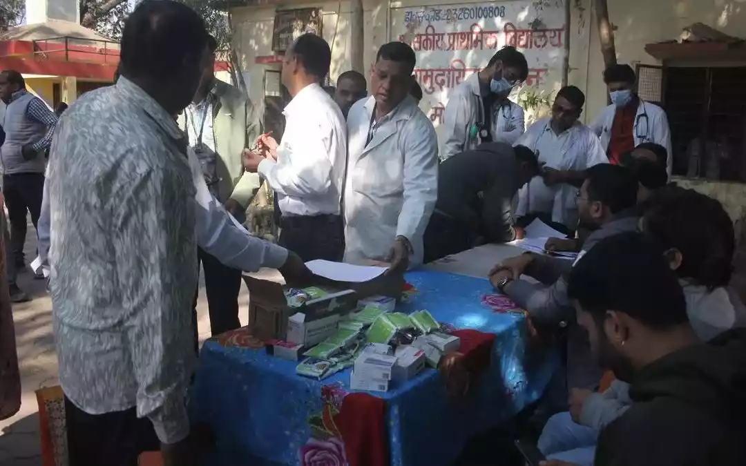 インドでは汚染された水により少なくとも5人が死亡し、150人近くが入院した。