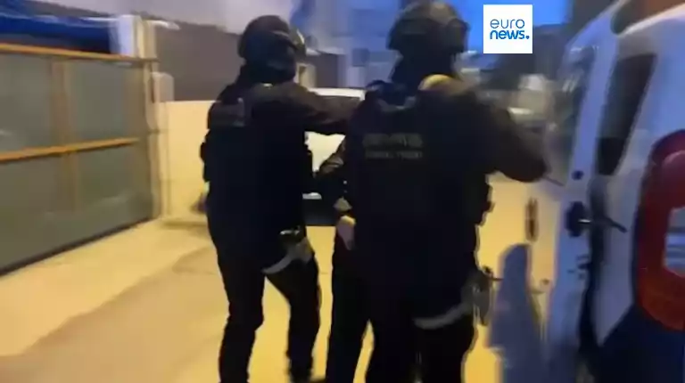 Thổ Nhĩ Kỳ truy qu&eacute;t to&agrave;n quốc, bắt giữ hơn 100 nghi phạm IS  - Ảnh 2.