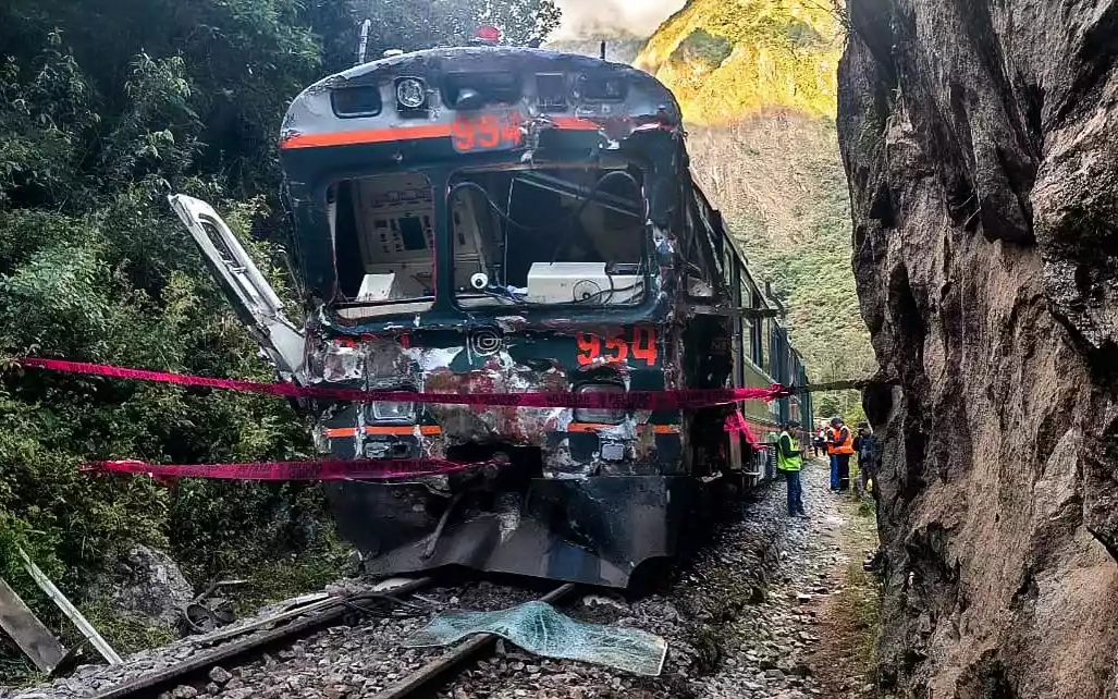 ペルーで2本の列車が衝突し、数十人の死傷者が出た。