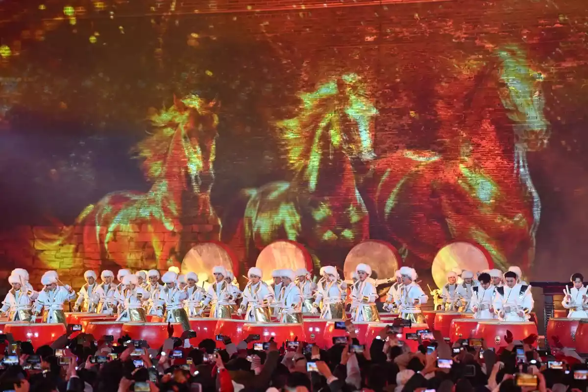 Tr&igrave;nh diễn &aacute;nh s&aacute;ng v&agrave; đếm ngược ấn tượng đ&oacute;n năm mới tại Vạn L&yacute; Trường Th&agrave;nh - Ảnh 7.