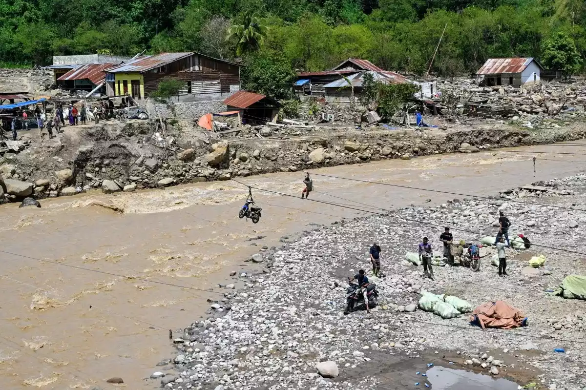 Lũ qu&eacute;t tại Indonesia khiến &iacute;t nhất 16 người thiệt mạng c&ugrave;ng nhiều người mất t&iacute;ch- Ảnh 1.
