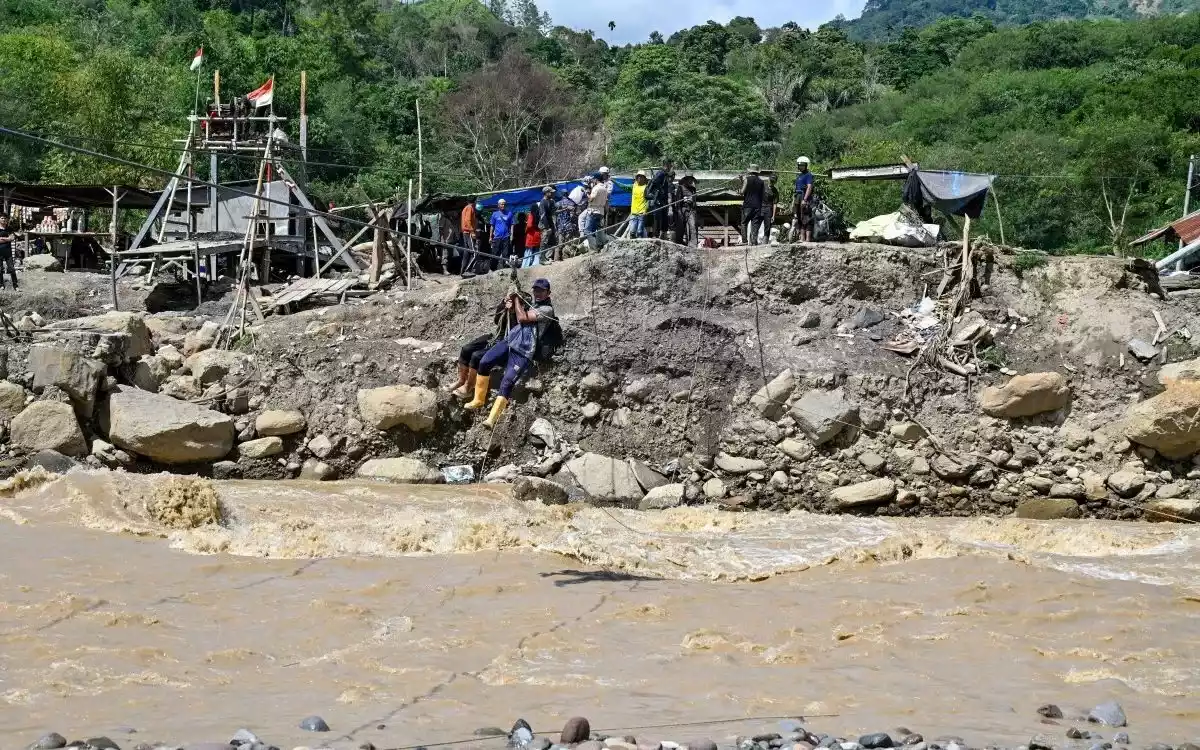 インドネシアの突発洪水により少なくとも16人が死亡、多数が行方不明となっている。