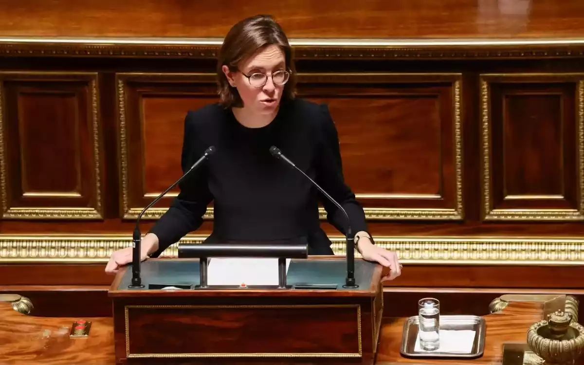 政治危機が深刻化し、フランスは議会解散の危機に直面。