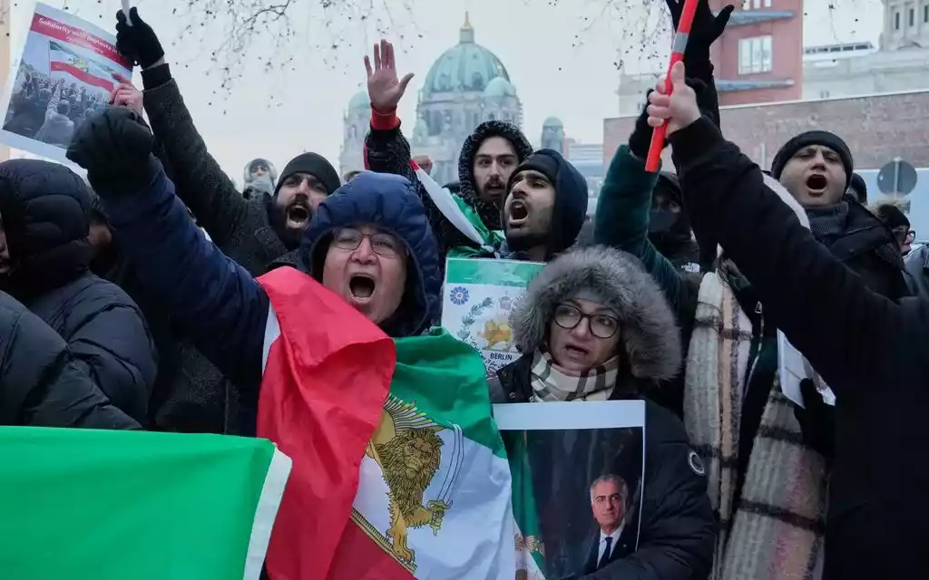 イランの最高指導者は抗議者らを批判し、厳しい弾圧を行うと警告した。