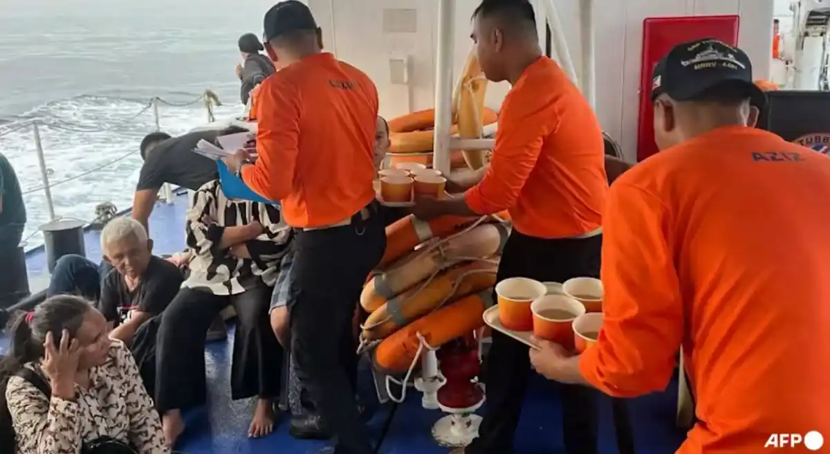 フィリピンで350人以上を乗せたフェリーが沈没、少なくとも15人死亡 - 写真1。 Chìm phà chở hơn 350 người tại Philippines, ít nhất 15 người thiệt mạng- Ảnh 1.