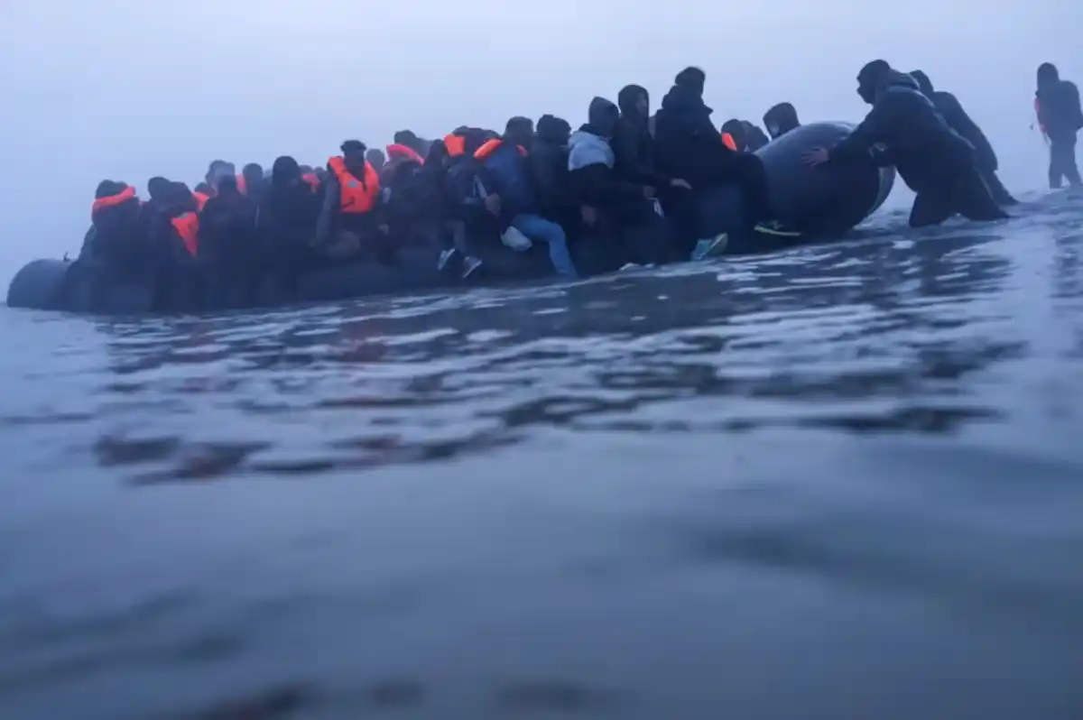 Châu Âu đẩy mạnh trục xuất người di cư bất hợp pháp - Ảnh 2.