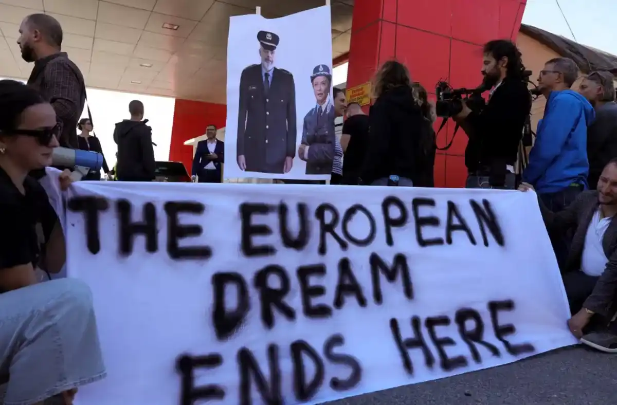 Châu Âu đẩy mạnh trục xuất người di cư bất hợp pháp - Ảnh 1.