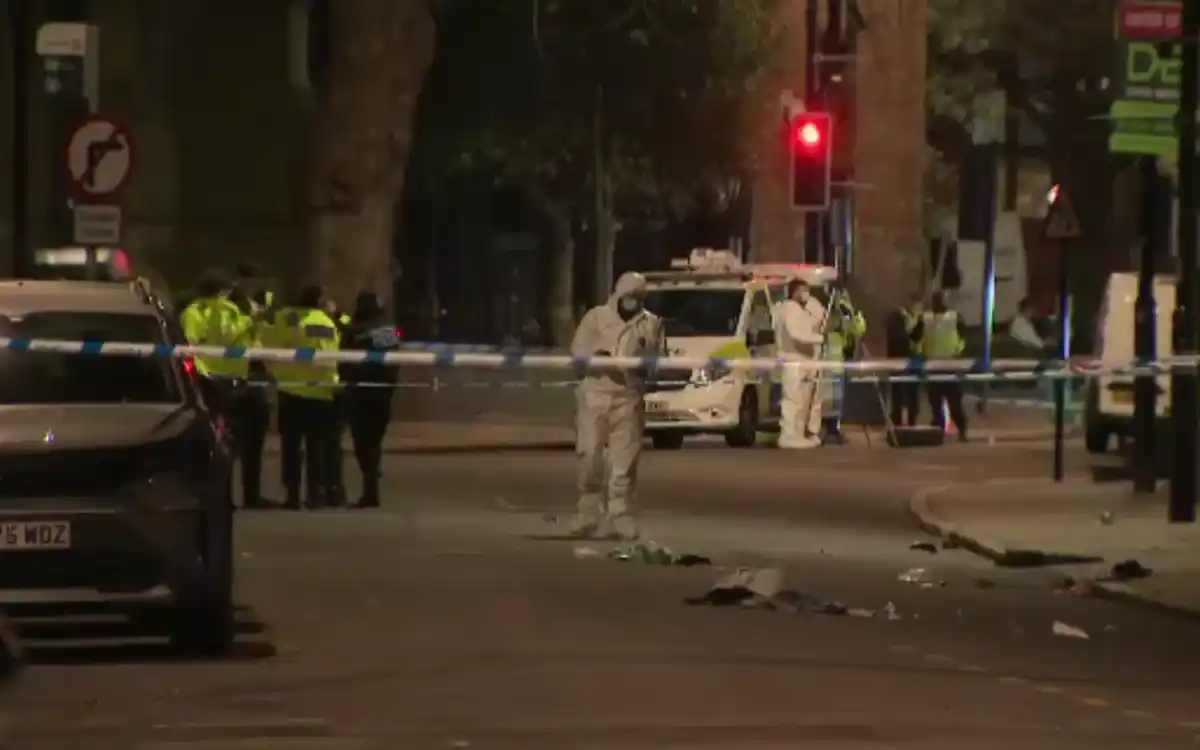 イギリスの市街地で、車が歩行者に衝突した。