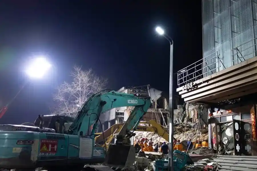 Sập tòa nhà tại Hắc Long Giang (Trung Quốc), ít nhất 7 người thiệt mạng - Ảnh 1.