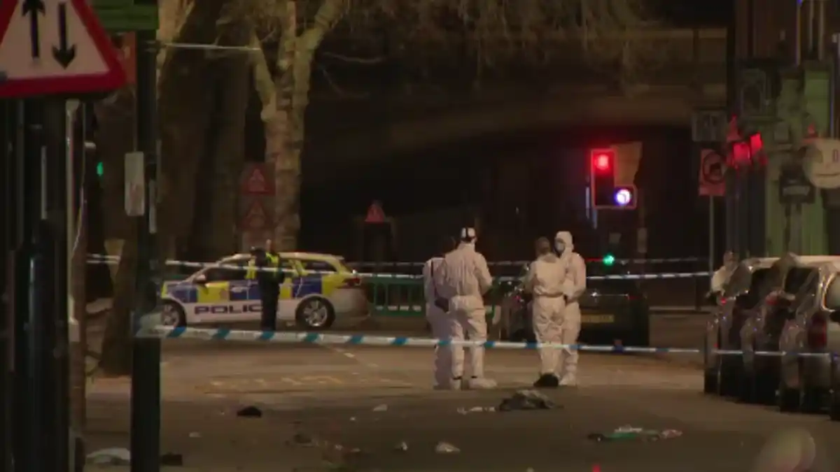 Xe &ocirc; t&ocirc; lao v&agrave;o người đi bộ ngay giữa trung t&acirc;m th&agrave;nh phố tại Anh- Ảnh 1.