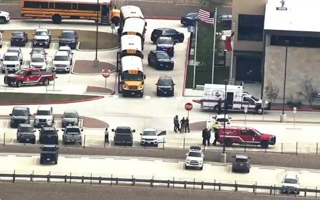 テキサス州（米国）の高校で、生徒が教師を銃で撃ち重傷を負わせた後、自殺した。