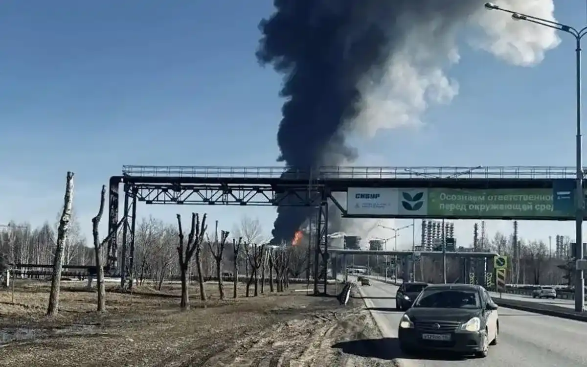 ロシア最大の石油化学工場で爆発が発生し、数十人が死亡または負傷した。