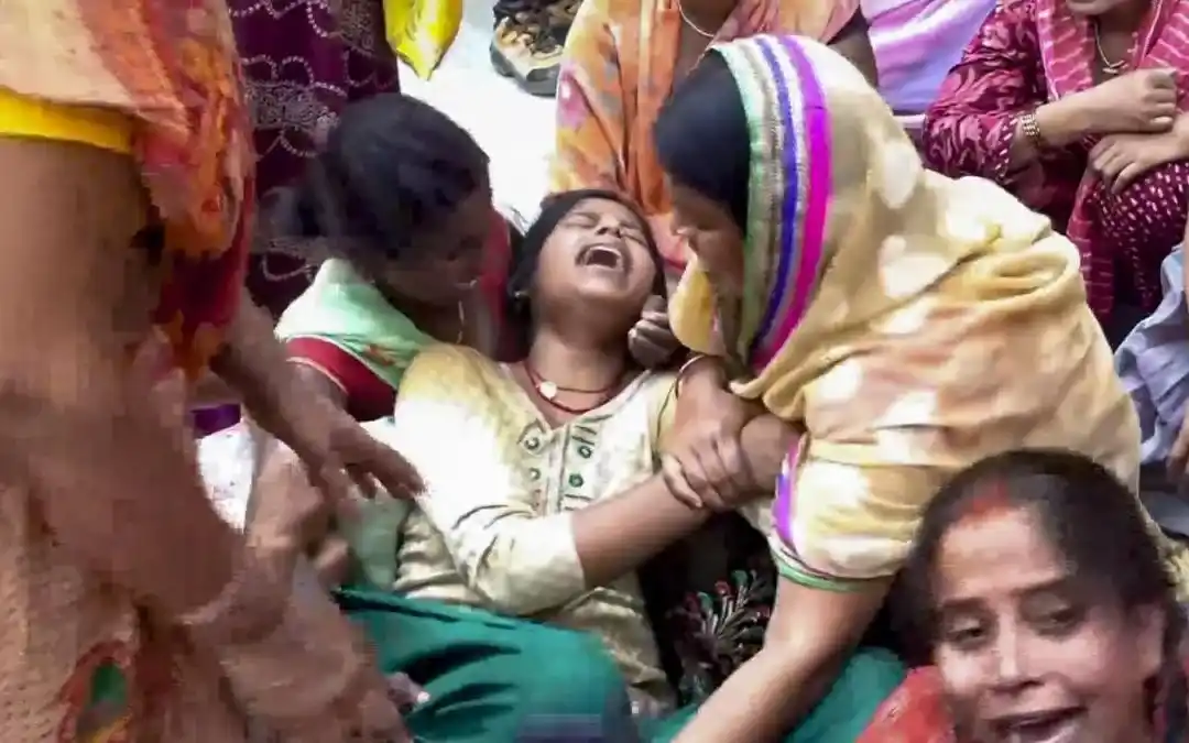 インドの寺院で群衆が押し寄せ、少なくとも9人が死亡。