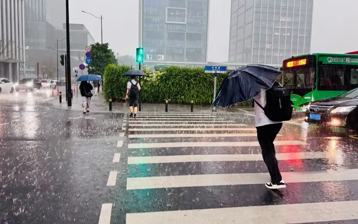 中国では、雹、雷雨、そして記録的な豪雨により、広範囲にわたる混乱が生じている。